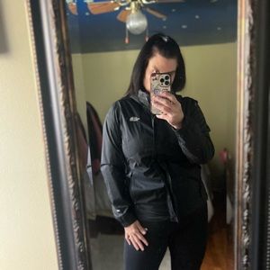 North Face light weight wind breaker zip up jacket size Large. Fits snug.